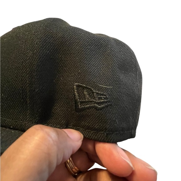 New Era Cincinnati Reds 59Fifty Black On Black Fitted Hat - 7 1/8 - Picture 3 of 7